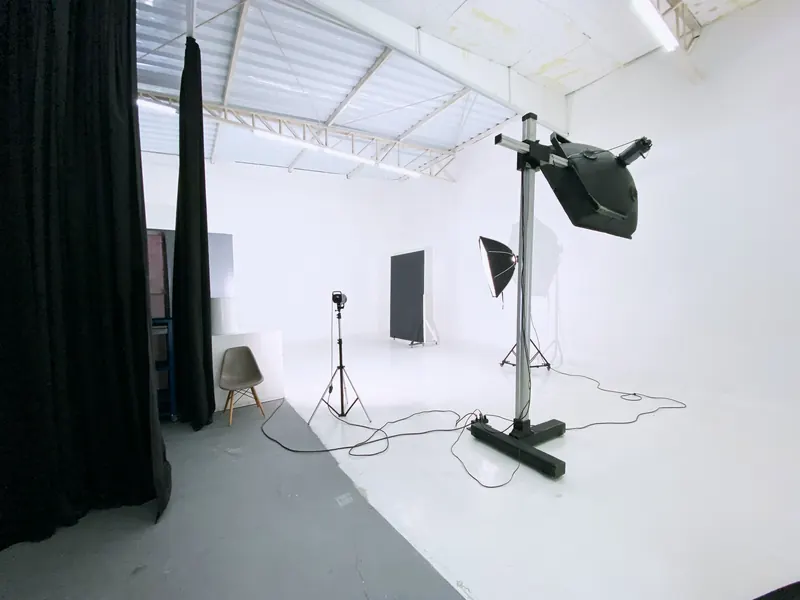 Estúdio AB da Aclimação, usado para gravação de vídeo: fundo branco infinito, cortina preta e luz com softbox