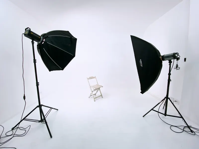 Estúdio D da unidade Aclimação: fundo branco infinito com dois flashes e softboxes