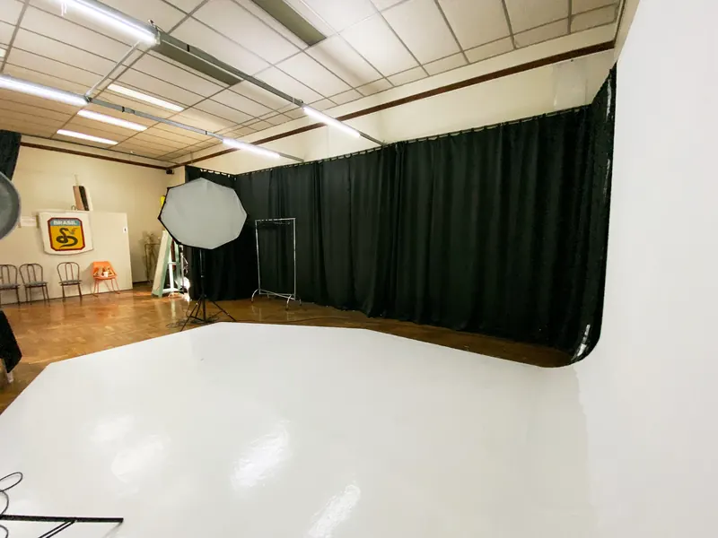 Estúdios da Bela Vista com fundo branco infinito, alugados juntos para gravação de vídeo com áudio
