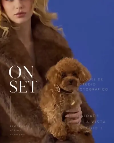 Modelo loira de casaco de pele com um poodle no colo, em fundo azul